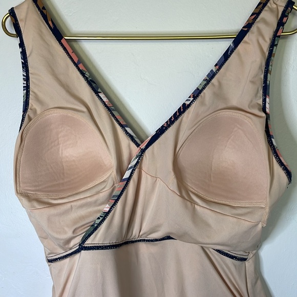 Garnet Hill Ruched V Neck One Piece Swimsuit Size 12 - Picture 8 of 12